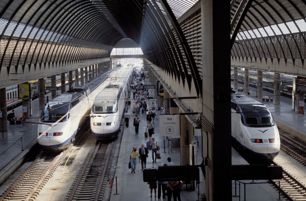 Adif prepara un plan de transformación digital de las principales estaciones de tren en España